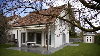 Vue terrasses et cabanon de jardin